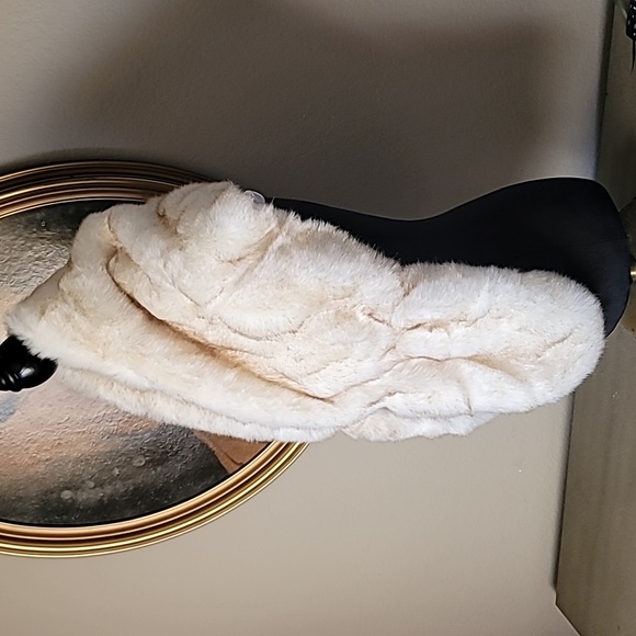 Winter White FAUX FUR MINK Stole Wrap Shrug. One Size - Picture 4 of 7